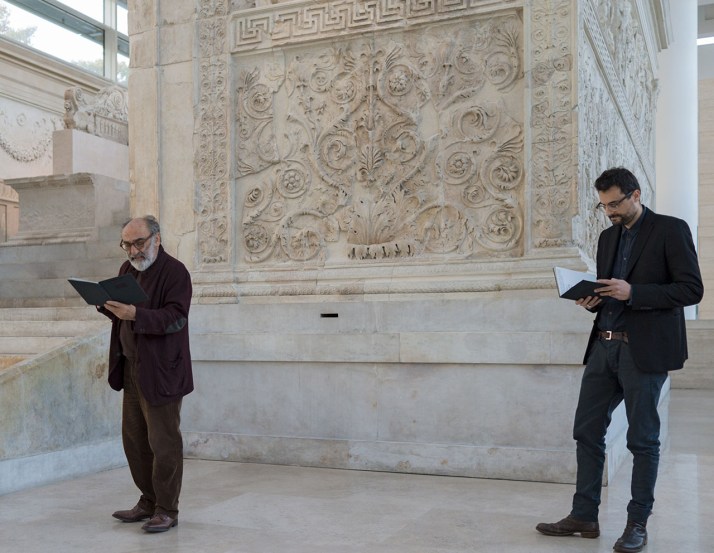 Alessandro-Haber-legge-Lamenti-di-Gabriele-Tinti-Museo-dellAra-Pacis-Courtesy-Dino-Ignani